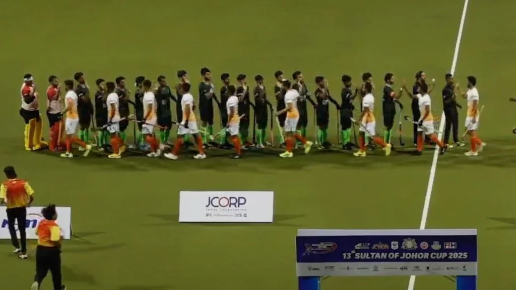 ಪಾಕ್ ತಂಡದೊಂದಿಗೆ ಕೈಕುಲುಕಿದ ಭಾರತೀಯ ಆಟಗಾರರು indian-players-shake-hands-with-the-pakistani-team