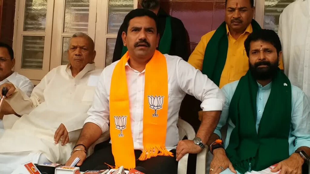 ಬೆಳಗಾವಿ ಅಧಿವೇಶನಕ್ಕೆ ಮುನ್ನ ನಿಮ್ಮ ಕುರ್ಚಿ ಸಮಸ್ಯೆಗೆ ಪರಿಹಾರ ಕಂಡುಕೊಳ್ಳಿ: ವಿಜಯೇಂದ್ರ