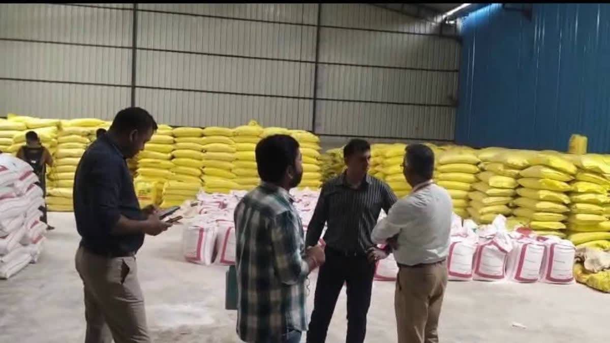 ರೈತರಿಗೆ ಸಿಗಬೇಕಾದ ಯೂರಿಯಾ ಕಾಳಸಂತೆಯಲ್ಲಿ ಮಾರಾಟ! ಅಕ್ರಮ ಯೂರಿಯಾ ದಾಸ್ತಾನು ಮೇಲೆ DRI ಅಧಿಕಾರಿಗಳ ತಂಡ ದಾಳಿ