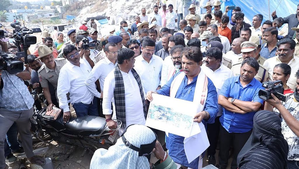 ಕೋಗಿಲು ಕ್ರಾಸ್‌ನಲ್ಲಿ ಒತ್ತುವರಿ ತೆರವು ಮಾಡಿದ ವಿವಾದಿತ ಸ್ಥಳಕ್ಕೆಆರ್‌.ಅಶೋಕ ಭೇಟಿ