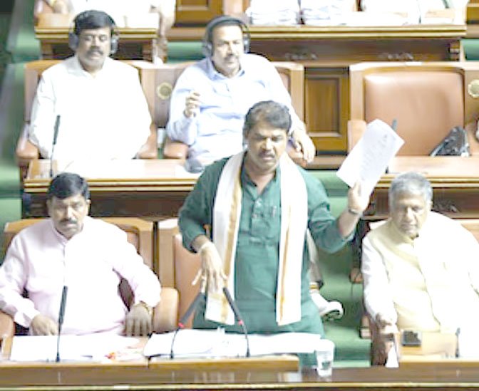 ವಿಧಾನಸಭೆಯಲ್ಲಿ ಪೆನ್​ಡ್ರೈವ್​ ಹಿಡಿದು ಗುಡುಗಿದ ಆರ್ ಅಶೋಕ್