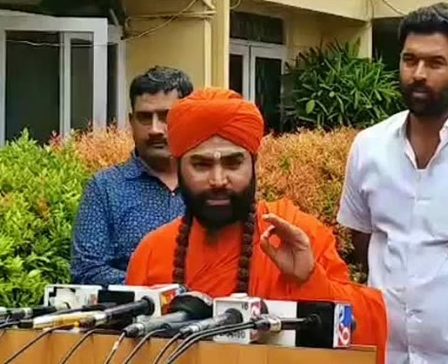 ಮಕ್ಕಳಿಂದ `ಮಸಾಜ್’: ವಚನಾನಂದ ಶ್ರೀಗಳ ವಿರುದ್ಧ ಹಾಸ್ಟೇಲ್ ವಿದ್ಯಾರ್ಥಿಗಳಿಂದಲೇ ದೂರು