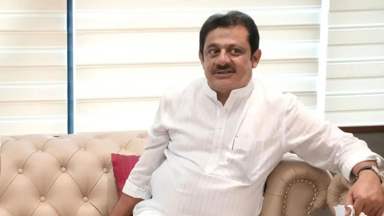 ಸಚಿವ ಸಂಪುಟ ವಿಸ್ತರಣೆ ಕಸರತ್ತು: “ಮಂತ್ರಿ ಗಾದಿ”ಗಾಗಿ ಜಮೀರ್ ಅಹ್ಮದ್ ಖಾನ್ ದಿಲ್ಲಿಯತ್ತ ದೌಡು, ‘ರಾಜಕೀಯ ಗುರು’ ಹೇಳಿಕೆಯ ಸಂಚಲನ!
