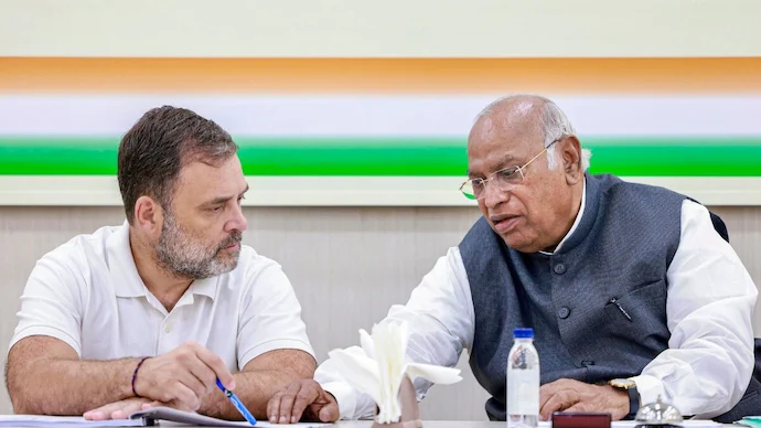 ಕರ್ನಾಟಕ ಸಚಿವ ಸಂಪುಟ ವಿಸ್ತರಣೆ: 18 ಶಾಸಕರಿಗೆ ಒಲಿದ ಅದೃಷ್ಟ, ಸೋಮವಾರ ನೂತನ ಸಚಿವರ ಪ್ರಮಾಣ ವಚನ?
