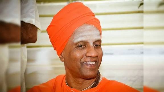ಅಶೋಕ್ ಖೇಣಿ ಹೇಳಿಕೆಗೆ ಸಿದ್ದಲಿಂಗ ಶ್ರೀಗಳ ತೀವ್ರ ಬೇಸರ: ‘ಚಿನ್ನದ ಕಡಗ’ದ ಅಸಲಿ ಸತ್ಯ ಬಿಚ್ಚಿಟ್ಟ ಸ್ವಾಮೀಜಿ ಅಶೋಕ್ ಖೇಣಿ ಹೇಳಿಕೆಗೆ ಸಿದ್ದಲಿಂಗ ಶ್ರೀಗಳ