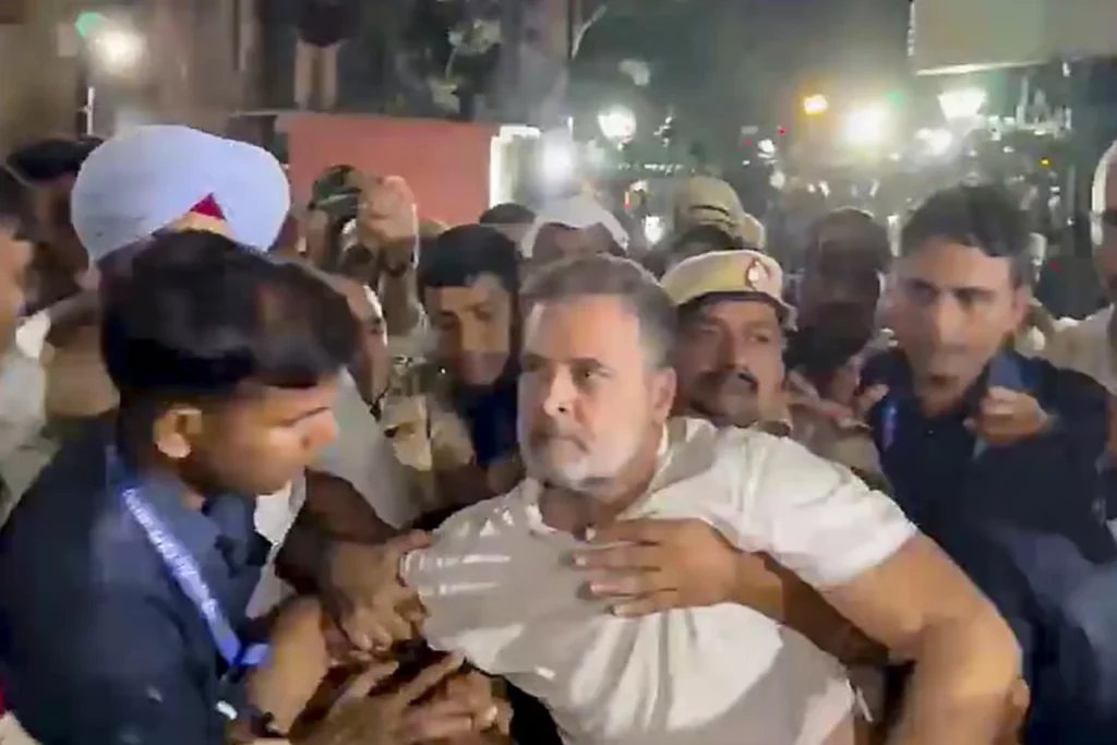 ದೆಹಲಿಯಲ್ಲಿ ಕಾಂಗ್ರೆಸ್ ಬೃಹತ್ ಪ್ರತಿಭಟನೆ: ರಾಹುಲ್ ಗಾಂಧಿ, ಪ್ರಿಯಾಂಕಾ ಗಾಂಧಿ ವಶಕ್ಕೆ